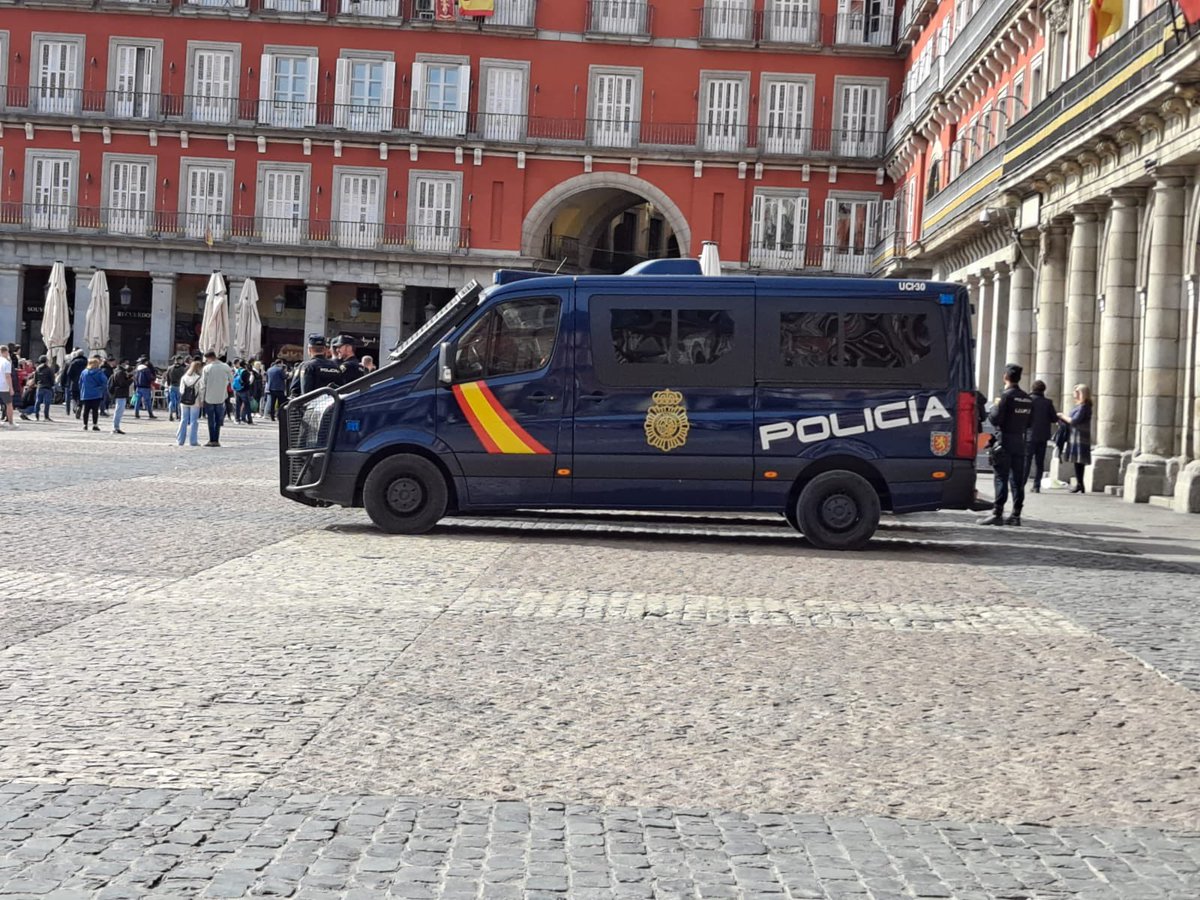 En estos momentos, espectacular despliegue <a href="/FuerzasDelOrden/">Antidisturbios 🇪🇸</a> en la Plaza Mayor de Madrid
👉Seguridad partido de fútbol. Atlético de Madrid/Manchester