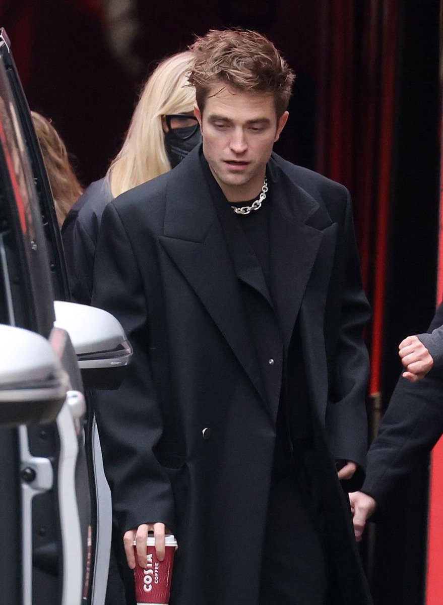 rejectedhannah's tweet photo. Rob’s stylist… whoever you are, thank you! https://t.co/6vs0BgI8Nt