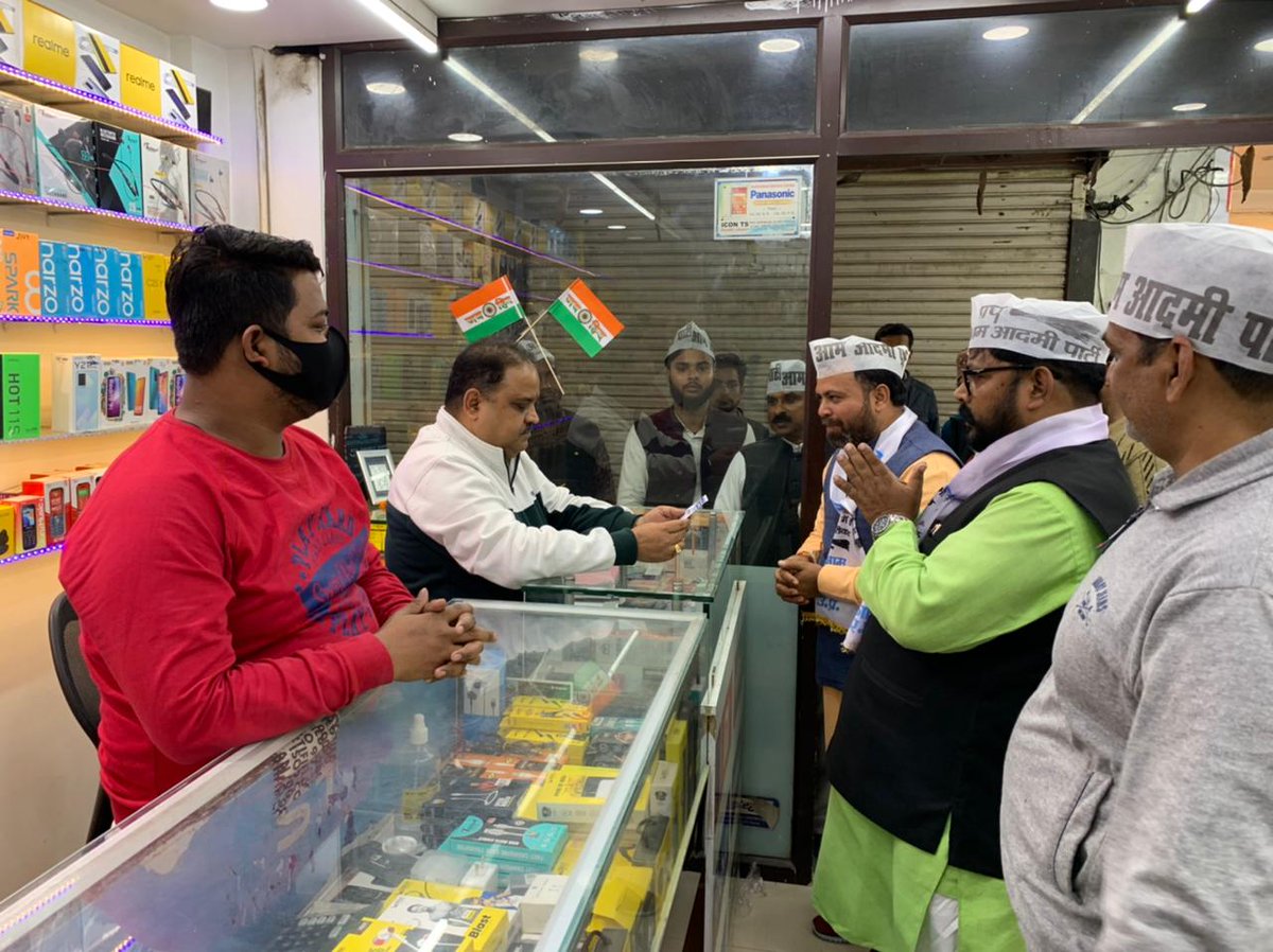 AapAkhilesh_'s tweet photo. गोरखपुर सदर विधानसभा प्रत्याशी विजय कुमार श्रीवास्तव के पक्ष बलदेव प्लाजा मार्केट में डोर टू डोर कैंपेन कर लोगों से फ्री बिजली, अच्छी शिक्षा, फ्री इलाज, युवाओं को रोजगार, महिलाओं को सम्मान राशि के लिए एक मौका AAP को देने की अपील की। 

एक मौका केजरीवाल को।
@ArvindKejriwal https://t.co/PytZuAtY3u