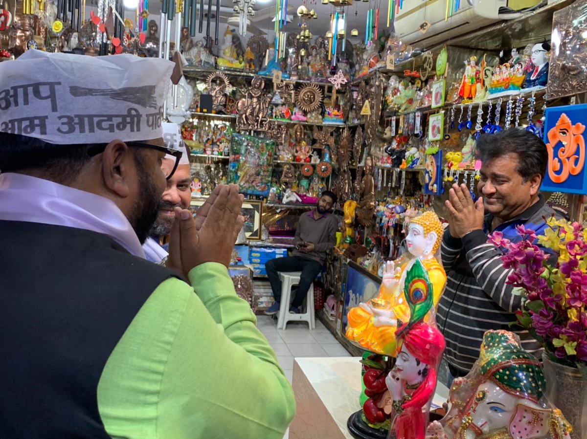 AapAkhilesh_'s tweet photo. गोरखपुर सदर विधानसभा प्रत्याशी विजय कुमार श्रीवास्तव के पक्ष बलदेव प्लाजा मार्केट में डोर टू डोर कैंपेन कर लोगों से फ्री बिजली, अच्छी शिक्षा, फ्री इलाज, युवाओं को रोजगार, महिलाओं को सम्मान राशि के लिए एक मौका AAP को देने की अपील की। 

एक मौका केजरीवाल को।
@ArvindKejriwal https://t.co/PytZuAtY3u