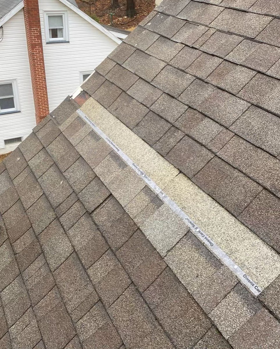 All_WeatherRoof's tweet photo. 🌧 FAST EMERGENCY REPAIR SERVICE! From the call to the on-site repair, it took us about 1 hour to fix it. Fast &amp; professional service! 

🚨𝟮𝟰/𝟳 𝗘𝗺𝗲𝗿𝗴𝗲𝗻𝗰𝘆 𝗦𝗲𝗿𝘃𝗶𝗰𝗲 ☎️ : 𝟴𝟭𝟰-𝟯𝟭𝟮-𝟰𝟭𝟭𝟮
#roofing #altoonapa #blaircountyPa https://t.co/AX6Ap1ulEy
