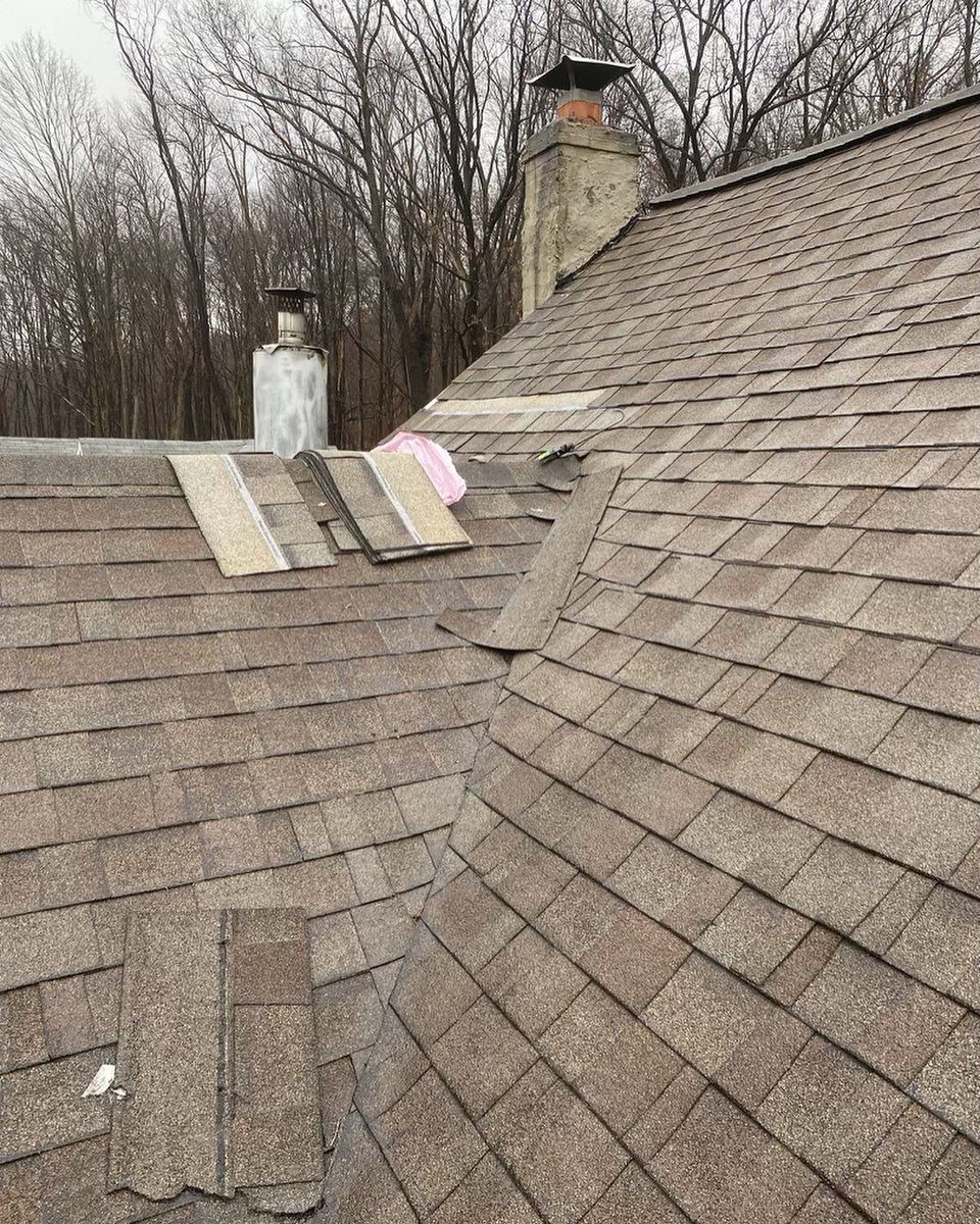 All_WeatherRoof's tweet photo. 🌧 FAST EMERGENCY REPAIR SERVICE! From the call to the on-site repair, it took us about 1 hour to fix it. Fast &amp; professional service! 

🚨𝟮𝟰/𝟳 𝗘𝗺𝗲𝗿𝗴𝗲𝗻𝗰𝘆 𝗦𝗲𝗿𝘃𝗶𝗰𝗲 ☎️ : 𝟴𝟭𝟰-𝟯𝟭𝟮-𝟰𝟭𝟭𝟮
#roofing #altoonapa #blaircountyPa https://t.co/AX6Ap1ulEy