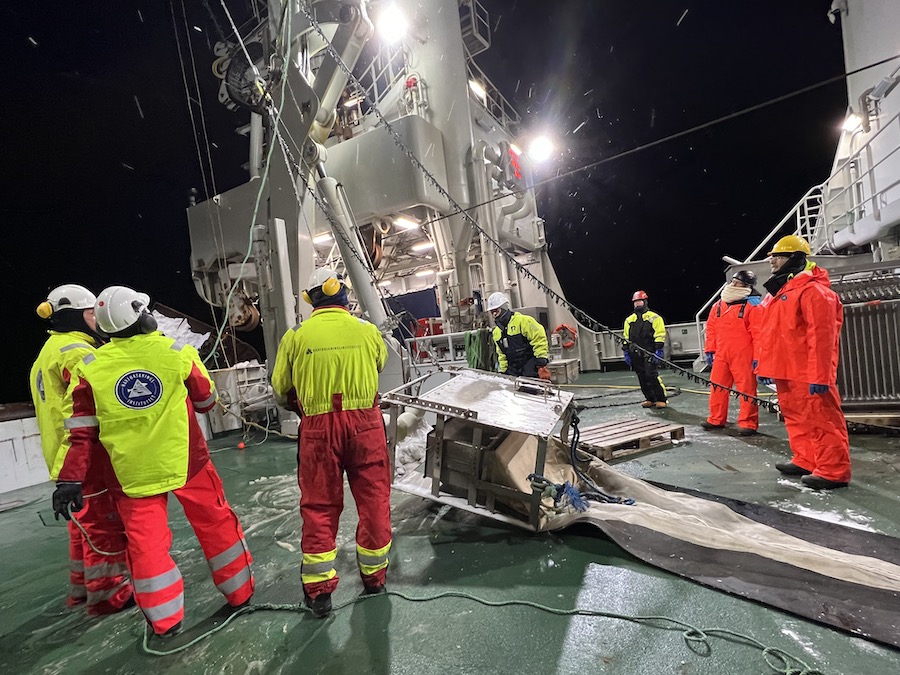 nansenlegacy's tweet photo. Første stopp unnagjort! Les mer om arbeidet om bord på vårt vintertokt her: https://t.co/1eBKBazlYv
#Arktis #ArvenetterNansen #NansenLegacy #Barentshavet #teknologi https://t.co/KPrpGmQh7Q