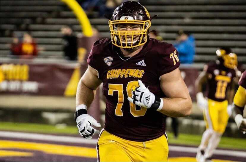 PFF_College's tweet photo. Two of the three highest-graded FBS Tackles in 2021 are from @CMU_Football

2️⃣ Bernhard Raimann - 94.6
3️⃣ Luke Goedeke - 92.2

📸 via @BernhardRaimann and @seniorbowl https://t.co/gXdZSZCut8