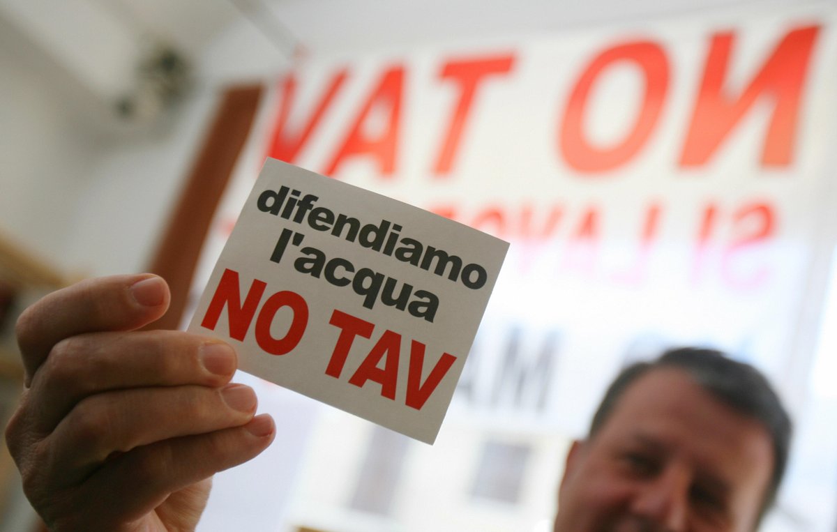 AcquaBeneComune's tweet photo. Siamo perennemente in crisi idrica ...
In Valsusa i lavori del TAV causano importanti fuoriuscite d'acqua equivalenti al fabbisogno annuo di una comunità di 40.000 persone!
Difendiamo l'#acquapubblica, partecipata, libera e di qualità.
Ora e sempre #notav!
https://t.co/Bn6FVm352K https://t.co/kff50qzNg6