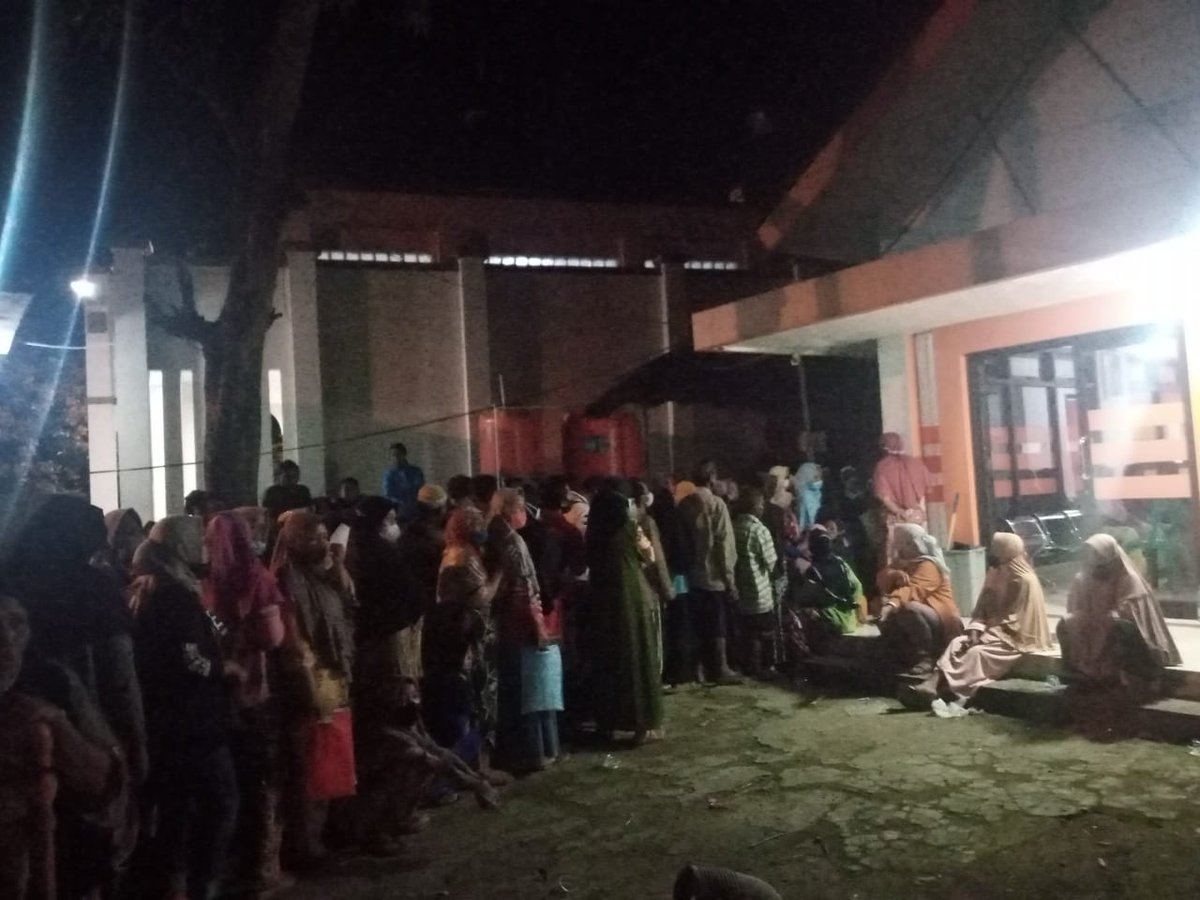 Wildan_az09's tweet photo. Antrian BPNT di kantor pos
@KemenkesRI
@jokowi
@erickthohir

#MelanggarProkes
#MenyusahkanKPM
#KembalikanPenyaluranKeEwarung https://t.co/QjOzjC57R7