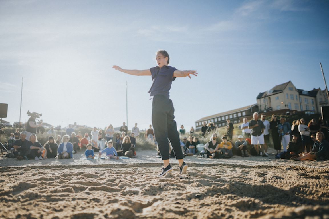 DundeeRep's tweet photo. ✨CALL OUT✨

Choreographer Rosemary Lee in partnership with @SDTDance &amp; @dancenorthscot is looking for performers to get involved in her work Threaded Fine.

Deadline: Friday 4th March 2022, 5pm

Click here for full details 👉 https://t.co/TVRngOkigK https://t.co/Rf9JDkaACz