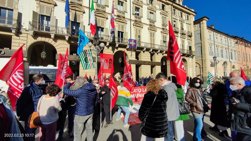cgilaosta's tweet photo. 🔴 Anche la #Vda a Torino in piazza Castello per dire NO all’ipotesi di scorporo #nospezzatim #unicacometim @SlcVda @collettiva_news https://t.co/Djnk1CYFyB