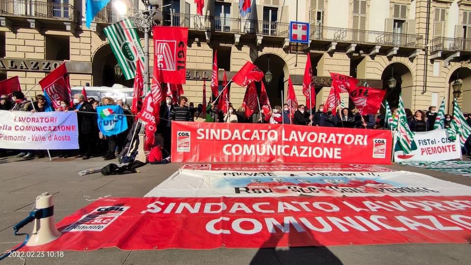 cgilaosta's tweet photo. 🔴 Anche la #Vda a Torino in piazza Castello per dire NO all’ipotesi di scorporo #nospezzatim #unicacometim @SlcVda @collettiva_news https://t.co/Djnk1CYFyB