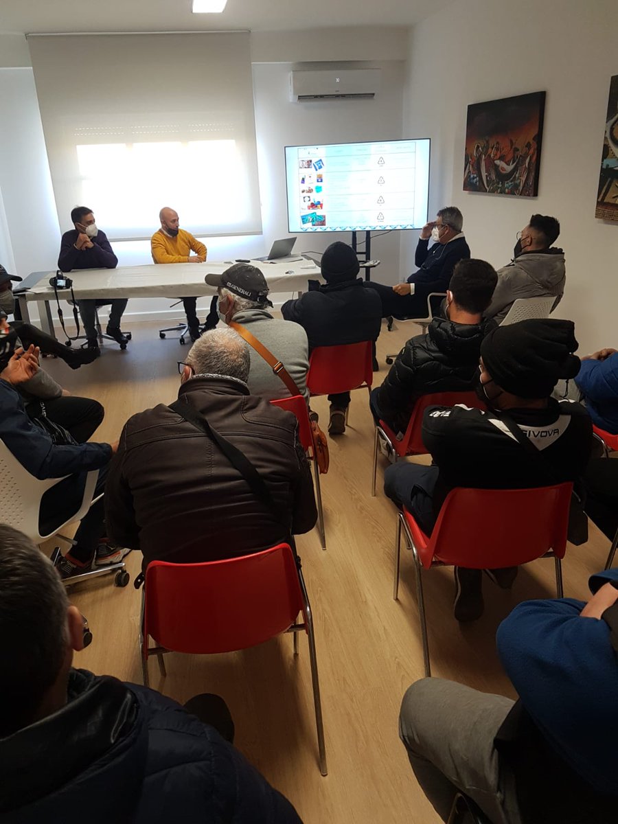CnrIpcb's tweet photo. La prima lezione  di @Enjoipol1 del @CnrIpcb ai pescatori del CSR e OP trapani e isole egadi per la gestione delle plastiche in barca nell'ambito del progetto @Pescaplastica (https://t.co/cEgJPBiTjE) @Mipaaf ; @pofeamp @Regione_Sicilia con @Ismed_CNR ;  @UniLUMSA; Greenertech Srl https://t.co/a4tOWQRVqu