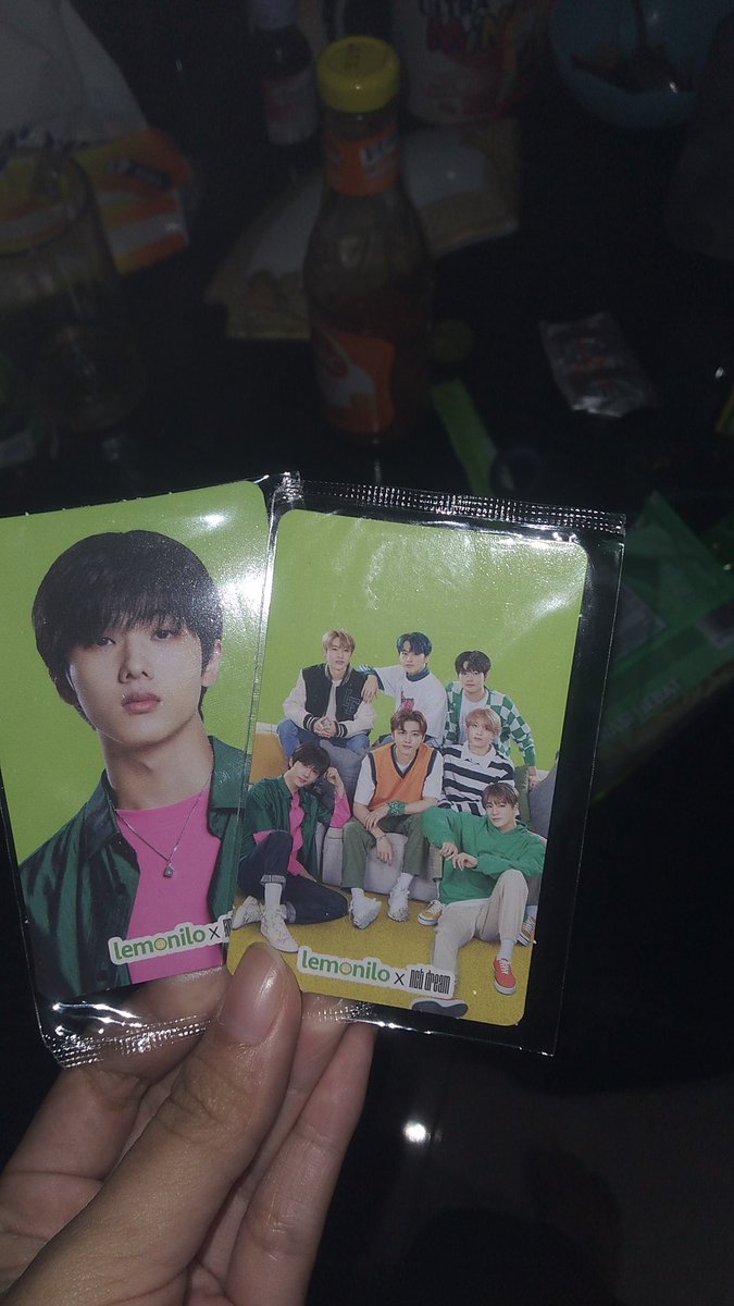 ayangechan's tweet photo. Berasa orang paling lucky WHAHHAHAHA,awalnya beli karna emak ditawarkan mbak mbak kasir karna diskon dan ga berharap dapet eh tau nya beli 2 dapet pc 2 2 nya😭😭😭 https://t.co/GdxBILbH0l