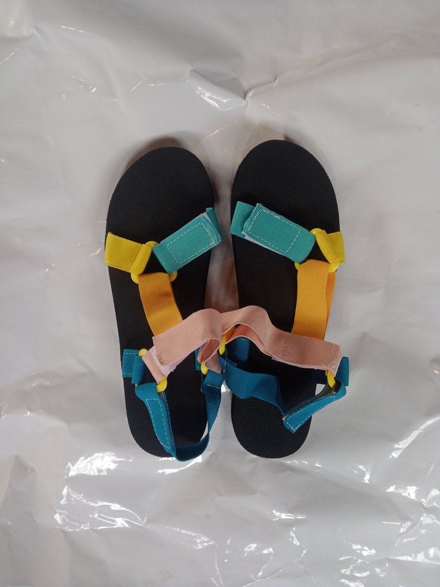 Everything_Face's tweet photo. Women's Sandals $140 size 8 https://t.co/KFMYYNNpjh