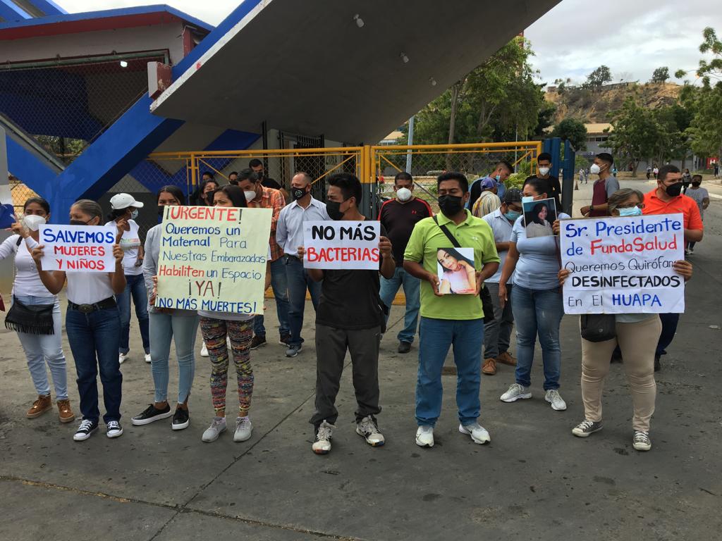 azulejodigital's tweet photo. #AHORA • Familiares de Jacqueline Ruiz protestaron este #21Febrero en las instalaciones del Hospital Antonio Patricio de Alcalá para exigir solución ante lo que califican como crisis sanitaria en el principal centro médico de #Cumaná https://t.co/VIRY6VCuJl