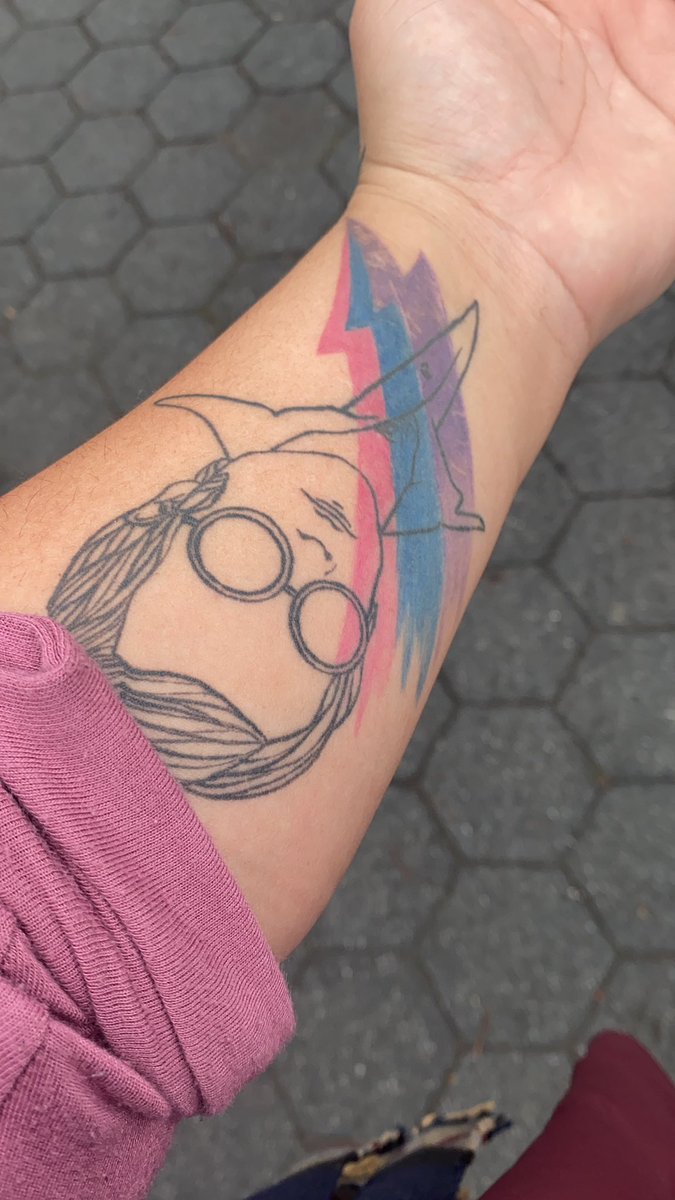 lesliesolo2's tweet photo. Please help me tag Elton John, I wish I could get him to sign my arm in NY so I can get it tattooed!!  #eltonjohn #eltonfarewelltour @eltonofficial https://t.co/RGpellgjBO