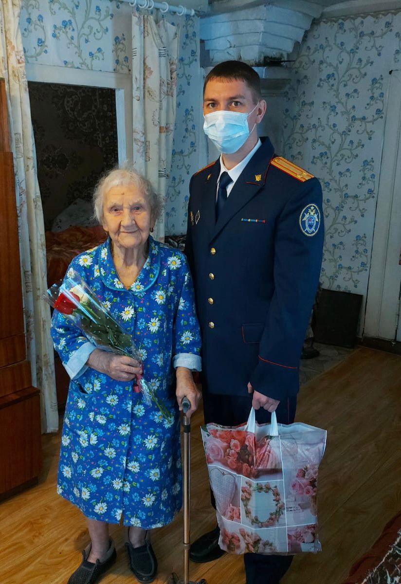 SUSKKrelia's tweet photo. Руководитель Кемского межрайонного следственного отдела поздравил ветерана Великой Отечественной войны Сухих Людмилу Александров��у с Днем защитника Отечества

#скр, #скрф, #скроссии, #следственныйкомитет, #скр10,#встреча
https://t.co/lPobMrDy0n https://t.co/WwxOZ4p7Wc