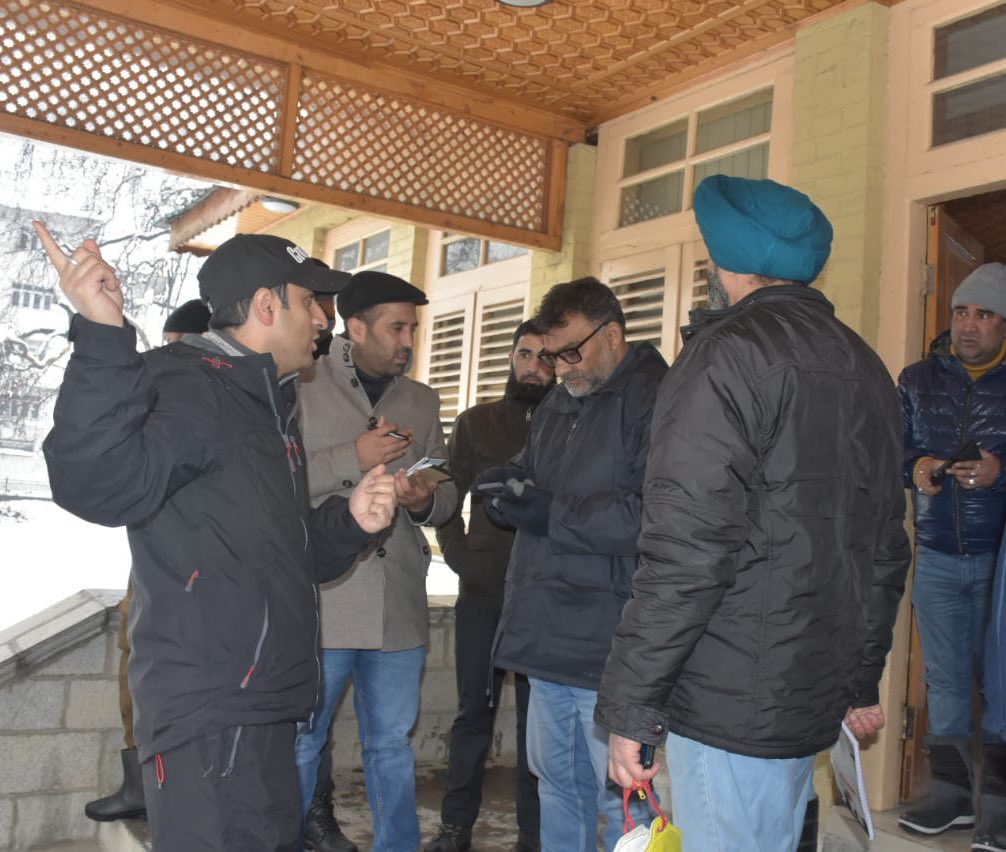 Every SMC Corporator, officer and field worker has been out since dawn. 

Everyone continues to give it a 110%.

Our control room will work overnight. 

We will continue clearance through the night and the entire day tomorrow.

We won’t rest until all lanes/by-lanes are cleared.