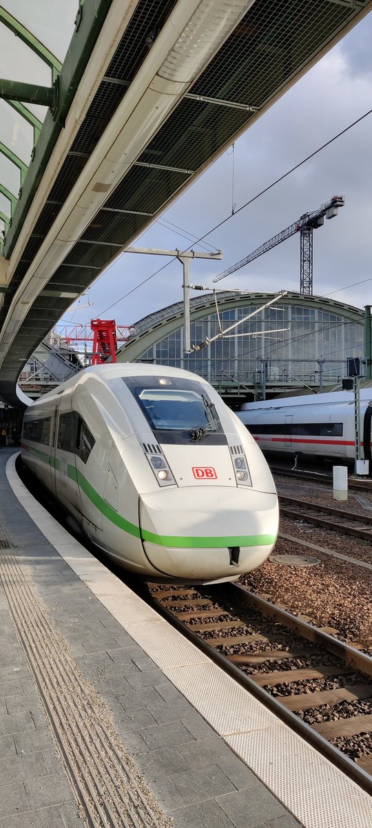 nichtJoel's tweet photo. Heute steht mal wieder die Ost-West Durchquerung der Bundesrepublik an.
Mit dem #ICE856 "Baden-Württemberg" von #BHF über #EHM nach #KK.
Ergänzende Lektüre für die Fahrt durch @PRO_BAHN #derFahrgast.
@_ds_100 #folgenbitte https://t.co/fd9JSW4h3T