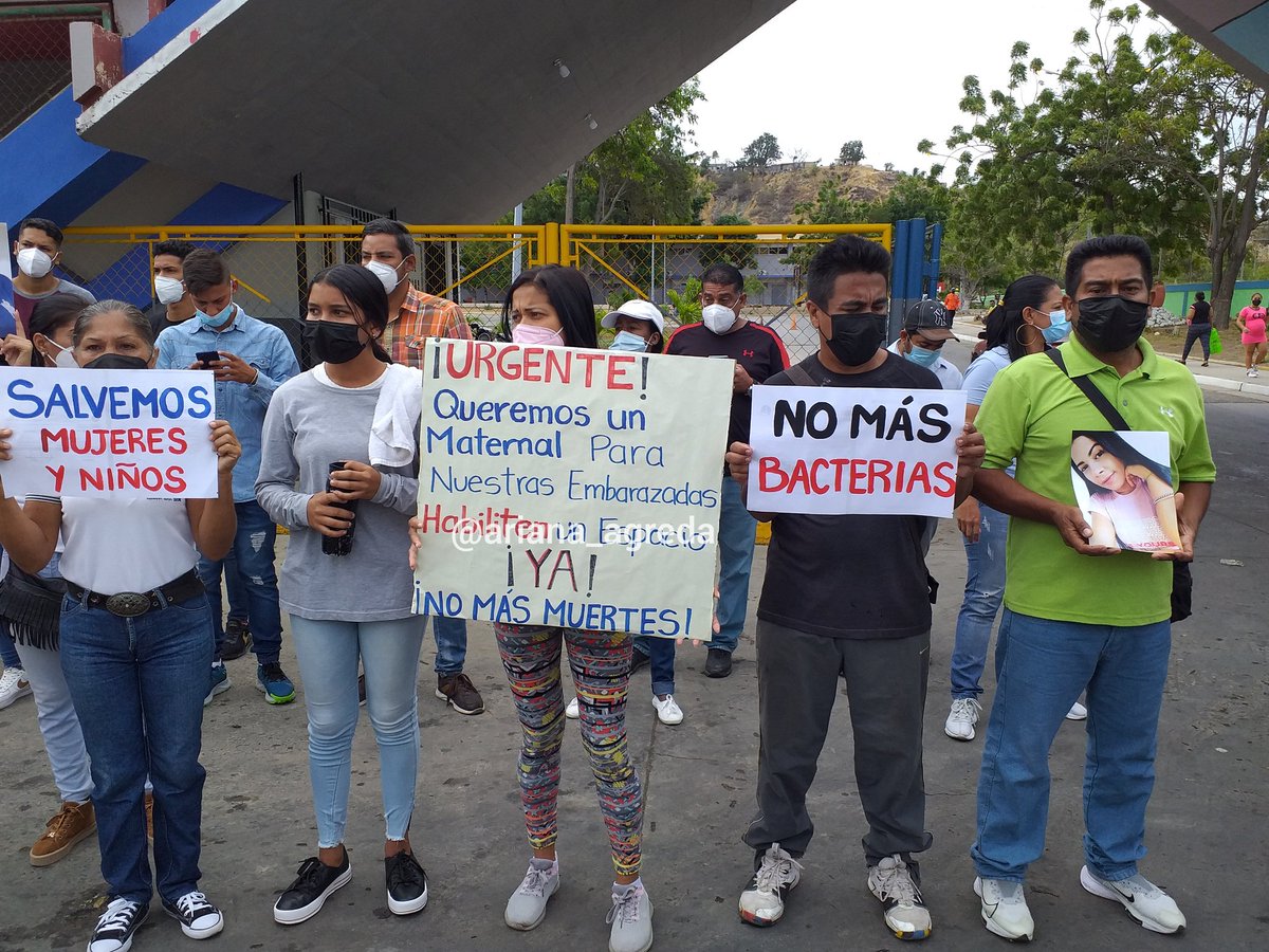 ReporteYa's tweet photo. #23Feb #Sucre #Protesta
@ariana_agreda: Familiares de Jacqueline Ruiz de 28 años quien falleció producto del contagio de una bacteria en sala de parto del Hospital de #Cumaná exigen justicia por el hecho. https://t.co/yWqkR8wKuG