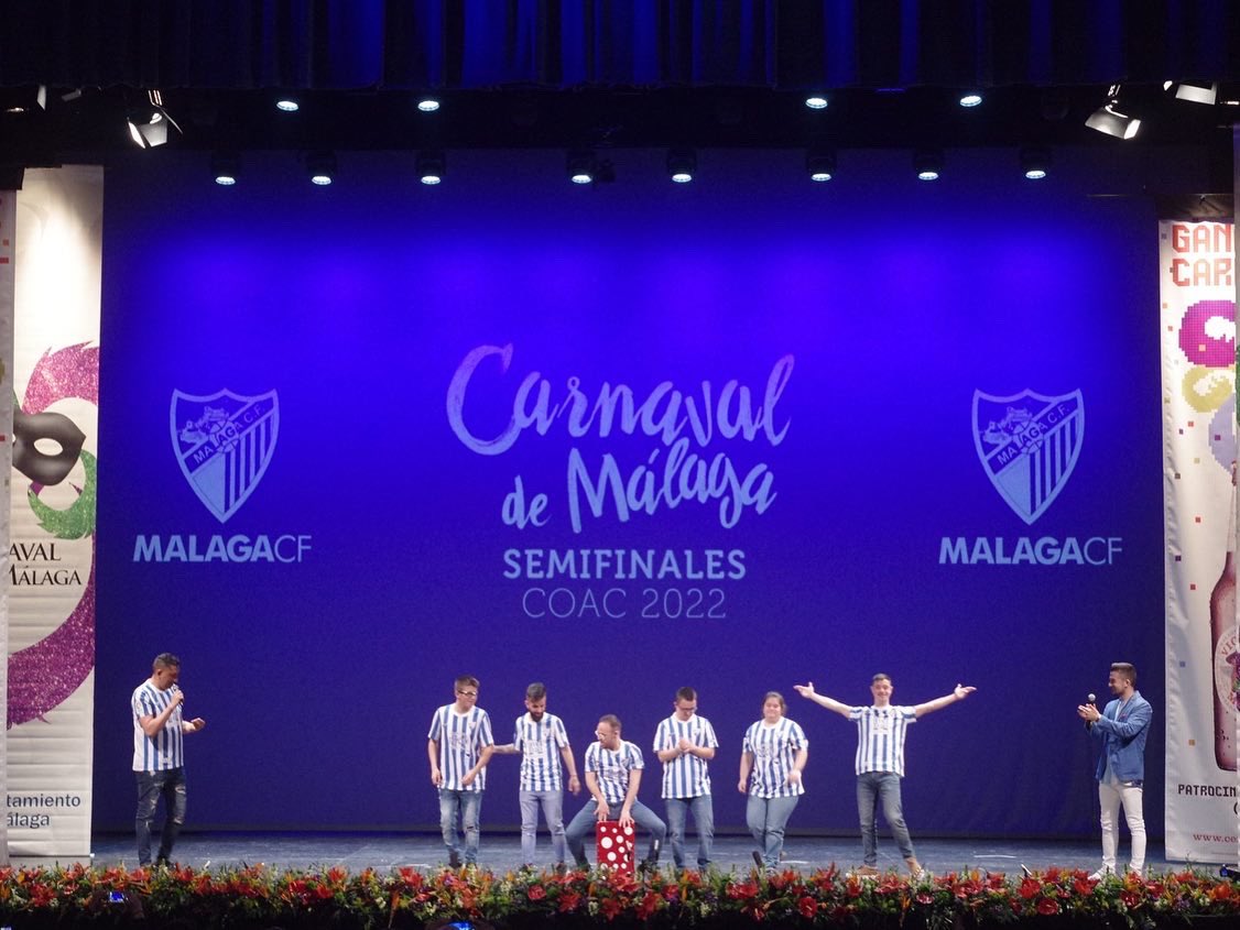 CarnavalMLG's tweet photo. Así vivimos la #CoacMLG2022S3 #CervantesBlanquiazul @MalagaCF 

🔳Los trollsparsistas (@Los_Kanallitas)
🟦Este año vengo con el mono (@LaMurgadelCAMM)
🟩La Partida (@comparsacmplls) https://t.co/Yim5BaCmN3