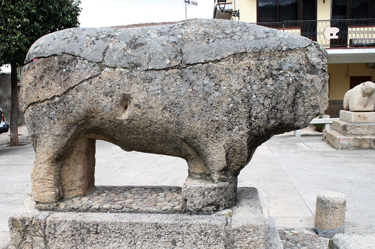 Cuando encontraron el verraco de <a href="/Seguradetoro/">Segura de Toro</a> leyeron en su lomo: “El que me rodee del otro lao será muy afortunao”. 
Lo giraron con esfuerzo esperando encontrar un tesoro, pero solo encontraron estas palabras: “Ahora que estoy volteao, me quedo más descansao”. #leyendas