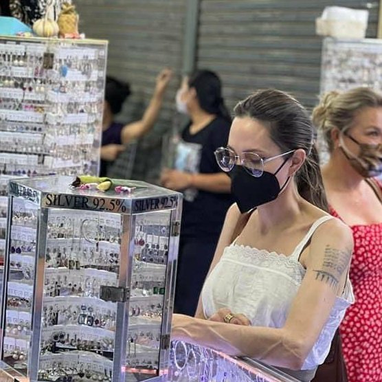The people are calm when they saw Angelina in the Market in Cambodia😊