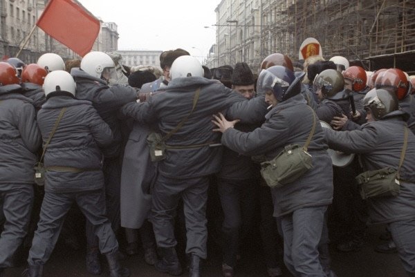 Митинг в москве 23 февраля. ОМОН Москва 1993. Разгон митинга 23 февраля 1992 года в Москве. Протесты 1992 в Москве.