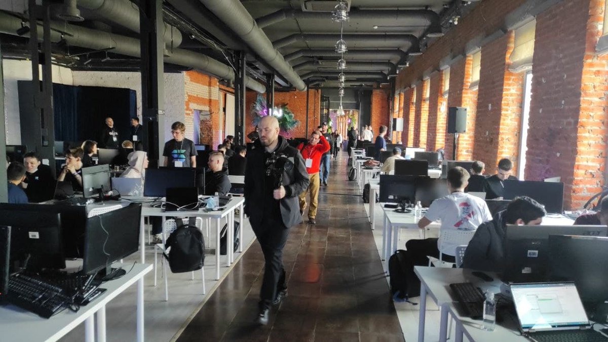 EmperaNetwork's tweet photo. The Empera team is taking part in Solana Foundation Hacker House event in Moscow, a six-day event with mentorship from Neon Labs and other partners and in-person guidance from core Solana Labs engineers, which take place between February 22 and February 27. 
#HackerHouseMoscow https://t.co/eSbsY4OjyV