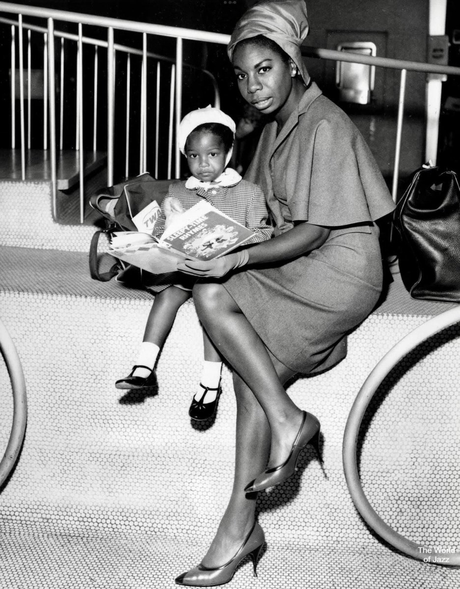 BLKAmericans_'s tweet photo. Jazz musician Nina Simone reads a story book to her two-year-old daughter Lisa before departing on a TWA Starstream jet for London from New York City on June 28, 1965. (AP Photo) https://t.co/fy78JsZWn8