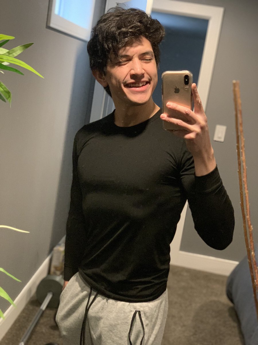 AlexEmbro's tweet photo. Twinks be like… “I’m wearing baggy clothes today” https://t.co/bYMBR9OeH0