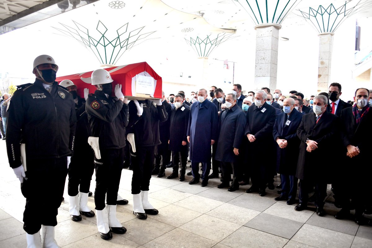 MHP_Bilgi's tweet photo. Genel Başkanımız Sn. Devlet BAHÇELİ, Senegal'deki görevi esnasında şehit olan Cumhurbaşkanlığı Koruma Dairesi Başkanlığı Özel Harekât Şube Müdürü Hayrettin Eren için Ahmet Hamdi Akseki Camii’nde düzenlenen cenaze törenine katıldı. https://t.co/VvDyp87Nwq