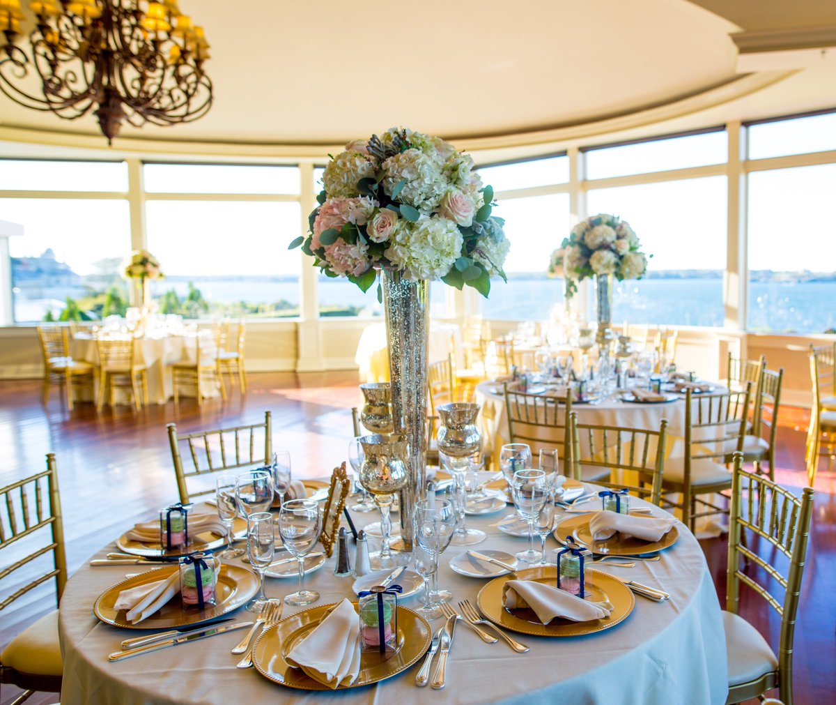 Simply elegant...✨💐

📸: Samantha Robshaw Photography

#centerpieces #flowers #newportwedding #weddingdecor #oceancliff💐