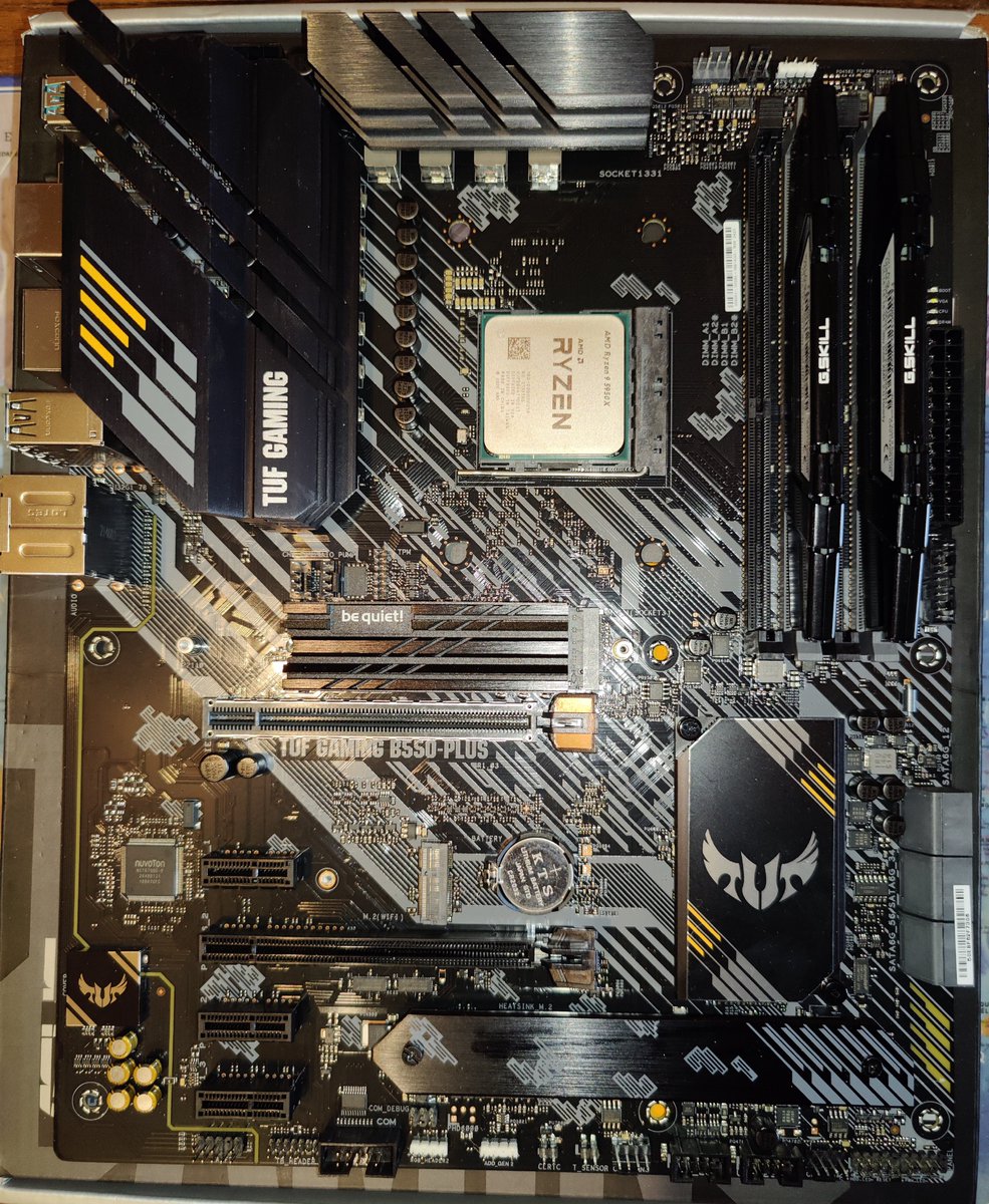 jgalode61's tweet photo. 🛠🛠 Mon nouveau PC 🛠🛠

🔧 Boitier: SILENT BASE 601
🔧 Aircooling CPU : Noctua NH-D15 Chromax Black
🔧 CPU: AMD Ryzen 9 5950X
🔧 CM: ASUS TUF GAMING B550-PLUS
🔧 RAM:  G.Skill 32 GO 3200 MHZ
🔧 SSD: Seagate FireCuda 530 2To
🔧 PSU: DARK POWER 12 1000W Titanium https://t.co/EQWpyxtd8s