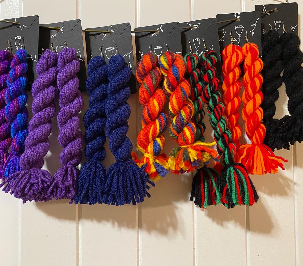 __JJRee's tweet photo. Customize your look! 
Wear your favorite color!
Let’s get creative 🤩🤩🤩 DM me so we can get started 💋
#handmadejewelry #earrings #art #color #birmingham #birminghamalabama #birminghamart https://t.co/HvVUszpAr9
