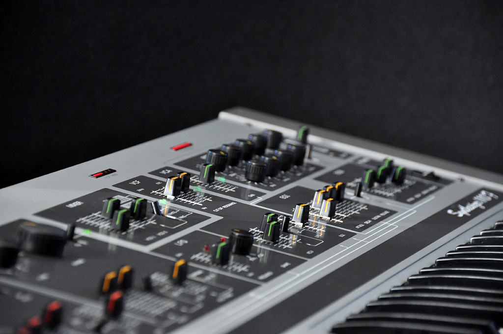 SampleRobot's tweet image. This rare Teisco 110F #synthesizer is definitely worth sampling. With its 2 VCOs, a fixed filter bank, mountain-cracking resonance and lots of modulation options it sounds superb. Playing this sound via samples full polyphonically adds another dimension.🚀#teisco110f #samplerobot