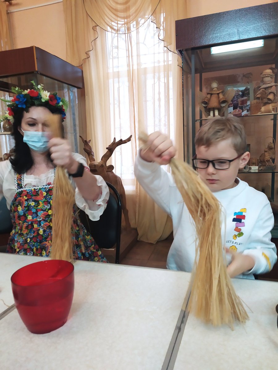 penzamnt's tweet photo. В Музее народного творчества прошел мастер - класс по изготовлению игрушки из лыка "Воин". Учащийся гимназии № 13  для гимназийного фестиваля "Широка страна моя родная" в рамках Года культурного наследия знакомится с историей одного из старинных промыслов на Руси - лыкоплетением https://t.co/YbUiiprVIH