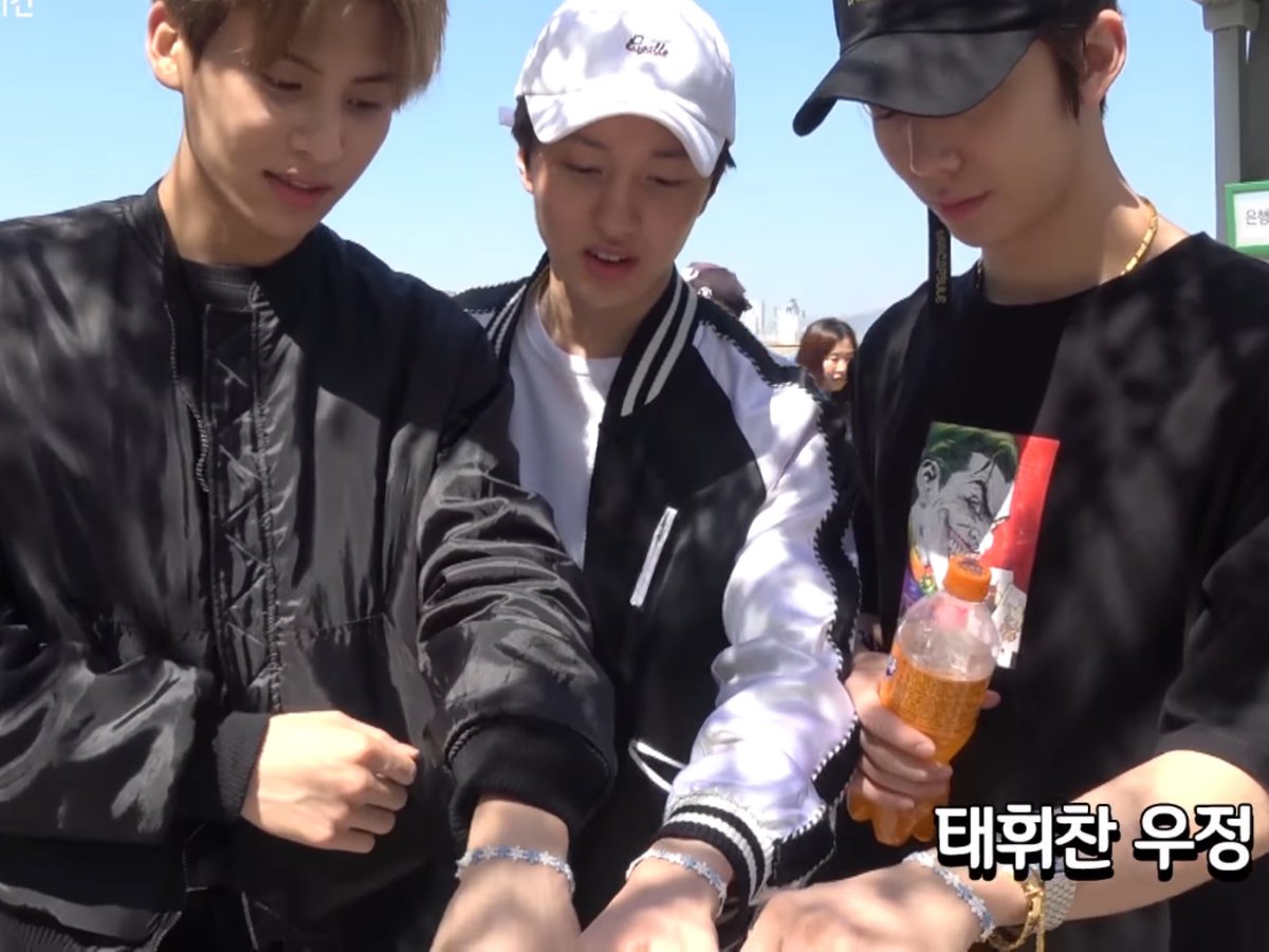 thth90870141's tweet photo. matching bracelets🤝😫 https://t.co/Lxgq1jcoih