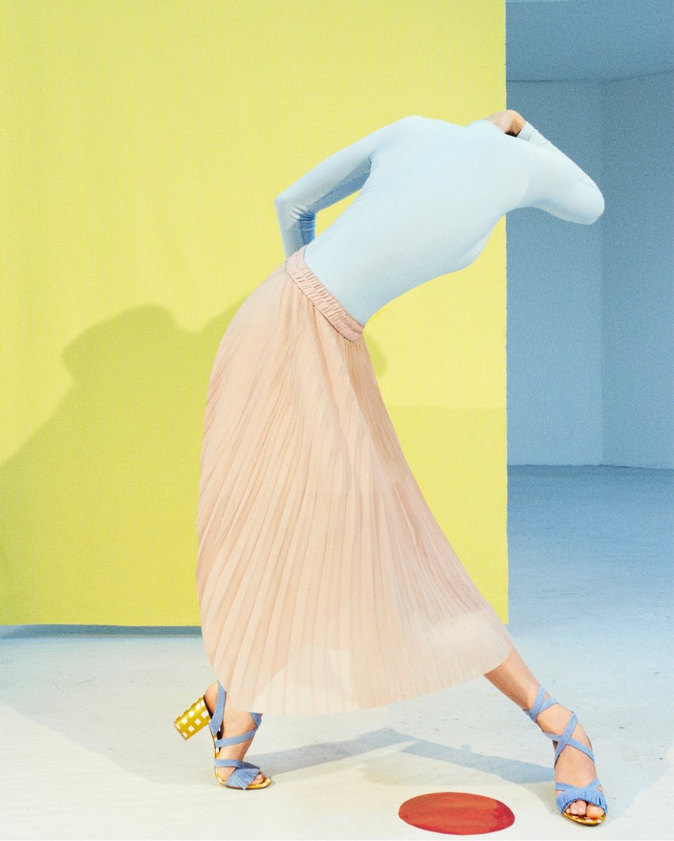 #ArtBaker takes beautiful and colorful #photographs. The series “I've Lost My Head Over You” shows ballerinas stretching their bodies to the point of looking more like #surreal #paintings than photos.

Featured on #DigitalTrends Ep.57
Artist: <a href="/ArtBakerNFT/">Art Baker</a> 
Words by <a href="/fi_lor/">Filippo Lorenzin</a>