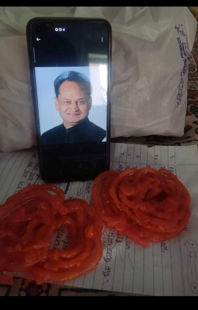 AntimKhatik's tweet photo. @ashokgehlot51 
#Ashokgahlot 
@PMOIndia
बहुत बहुत आभार जननायक अशोक गहलोत जी मुख्यमंत्री राजस्थान  सरकारी कर्मचारियों के भविष्य को संवारने के लिए । पुरानी पेंशन व्यवस्था लागू करने के लिए। बहुत बहुत धन्यवाद। https://t.co/tv2on6jeJm