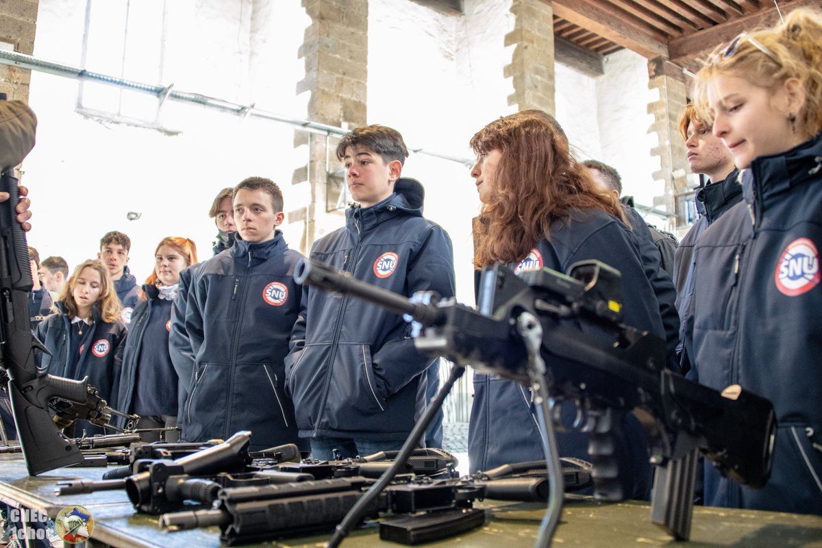 CNEC1CHOC's tweet photo. 👉Les jeunes volontaires du #ServiceNationalUniversel , actuellement en séjour cohésion en Cerdagne, ont été accueillis aujourd'hui au CNEC-1CHOC pour une présentation de l'Armée de terre, du CNEC-1CHOC, du matériel et des activités.
#LienArméeNation #SNU
#jeunesse
#COME2CIA https://t.co/oYGdKlKZmv