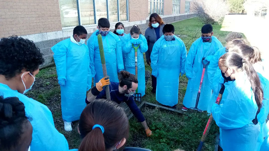 AlmedaES_Wrap's tweet photo. Next Level Learning 🐾🌽⛏️💪🏾🎍bring the classroom outside 🌞#FamilyCommunityEngagement https://t.co/BJRqDSa6c6