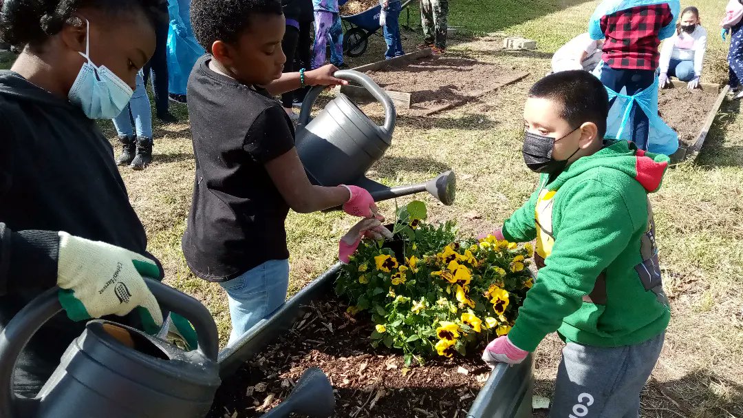 AlmedaES_Wrap's tweet photo. Next Level Learning 🐾🌽⛏️💪🏾🎍bring the classroom outside 🌞#FamilyCommunityEngagement https://t.co/BJRqDSa6c6
