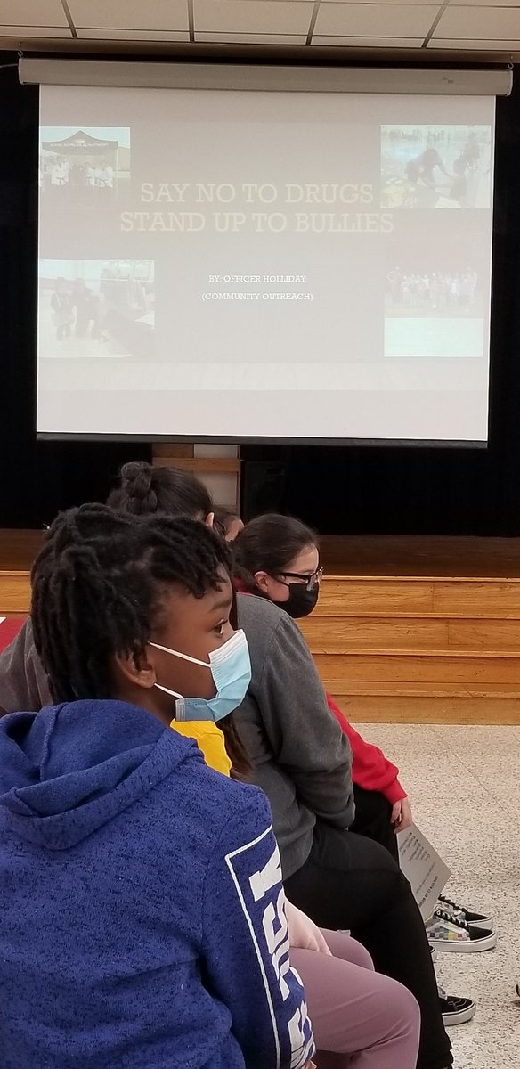 WEwildcatPE's tweet photo. Officer Holiday from @AldineISD Police Dept. Presenting to @WilsonES_AISD 5th grade students 🐤Chicken Club.  Helping our students to Say No to drugs alcohol, and Bullying!!!! @DrCrystalWatson @drgoffney #WEshine https://t.co/dbowOa4F6Q