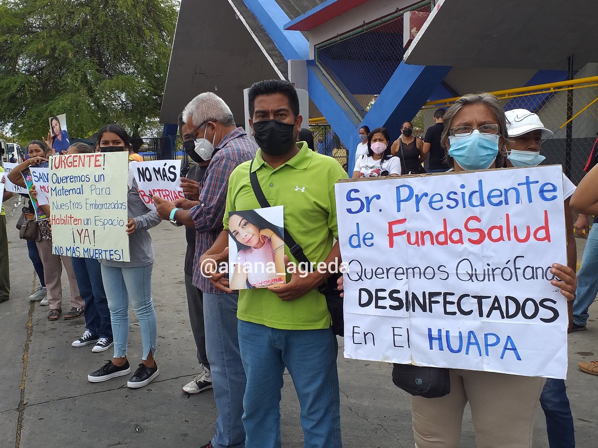 infopublicave's tweet photo. 📸 #Fotos |  @ariana_agreda reportó que familiares de Jacqueline Ruíz, fallecida por una bacteria en la sala de parto del Hospital de #Cumaná, protestan para exigir justicia y mayor atención para las parturientas. https://t.co/6A7eYpVn4U