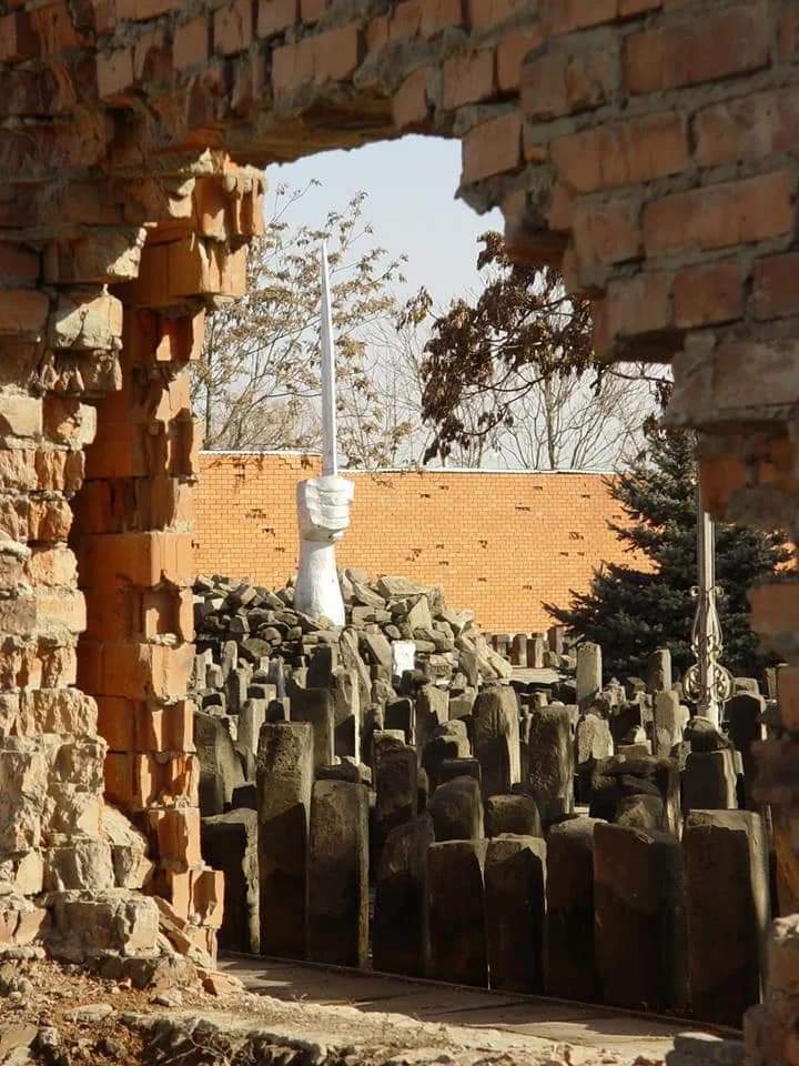 ebedbizimdir's tweet photo. Rus askerlerinin kuşattığı tren istasyonundaki bir Rus subay, sürgün için vagona itilen ihtiyar bir Çeçen'e alay ederek seslendi:
-Korkuyor musun ihtiyar?
Yaşlı Çeçen vakarla döndü ve cevap verdi:
- Sizden korkmuyoruz. Bizi Allah'ın olmadığı bir yere gönderemezsiniz.
#Genocide44 https://t.co/xWZXOTIKbv