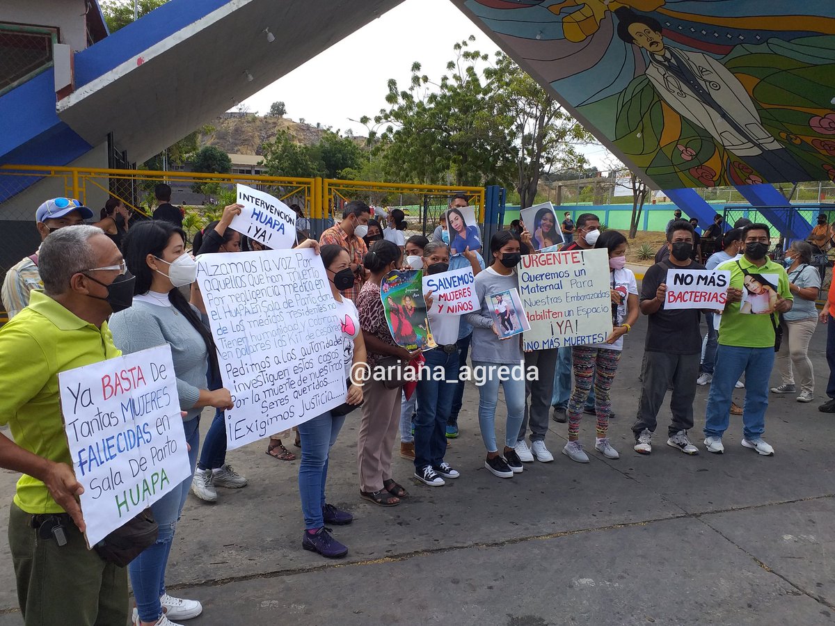 infopublicave's tweet photo. 📸 #Fotos |  @ariana_agreda reportó que familiares de Jacqueline Ruíz, fallecida por una bacteria en la sala de parto del Hospital de #Cumaná, protestan para exigir justicia y mayor atención para las parturientas. https://t.co/6A7eYpVn4U