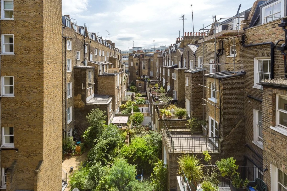 RobertKwolek's tweet photo. Real estate listings are a good place to find unusual photos. Here's the inner block of a terrace in Pimlico. Those back-to-back distances would give modern planners a heart attack and yet they're essential for making dense, walkable neighbourhoods. https://t.co/PqO6AjJQ78