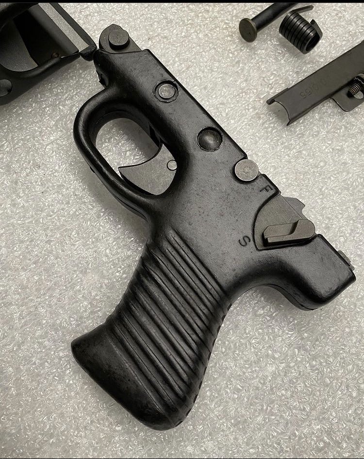pixy_1's tweet photo. A&amp;K M60
本日は最初期にこさえたTOPの皮を被ったグリップへ追加加工
ひたすら削って削って削ってます。
合わせてトリガーも少し整形、ピン類は黒染めをやり直し。
グリップはもう少し調整してから仕上げで2枚目の写真の様にラバーコーティングの再現をしたいがどうしたものか💦
#namsoft
#m60 https://t.co/38qCxsaAzq