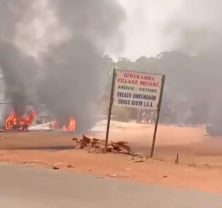 correctbn's tweet photo. Unknown Gunmen Storm Amagu Obeagu Polling Unit at Ongoing Enugu LGA Election; Kill 3; Set 3 Vehicles Ablaze | #CorrectBN https://t.co/sQgCcBuTjm