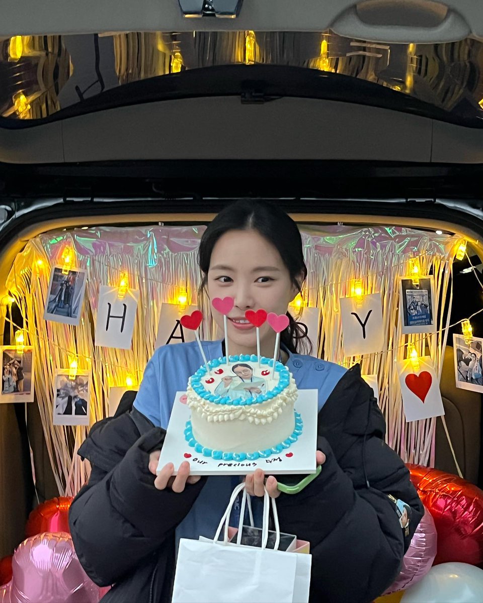 AllForNaeun's tweet photo. 220223 #Naeun Instagram Update #손나은 #나은 
https://t.co/lRiWzBUnfJ

Oh Crystal was able to shine all thanks to Oh Sujeong team ✨Thank you to Ghost Doctor, i was happy! Its been Oh intern ❤ https://t.co/to05sxf7g1