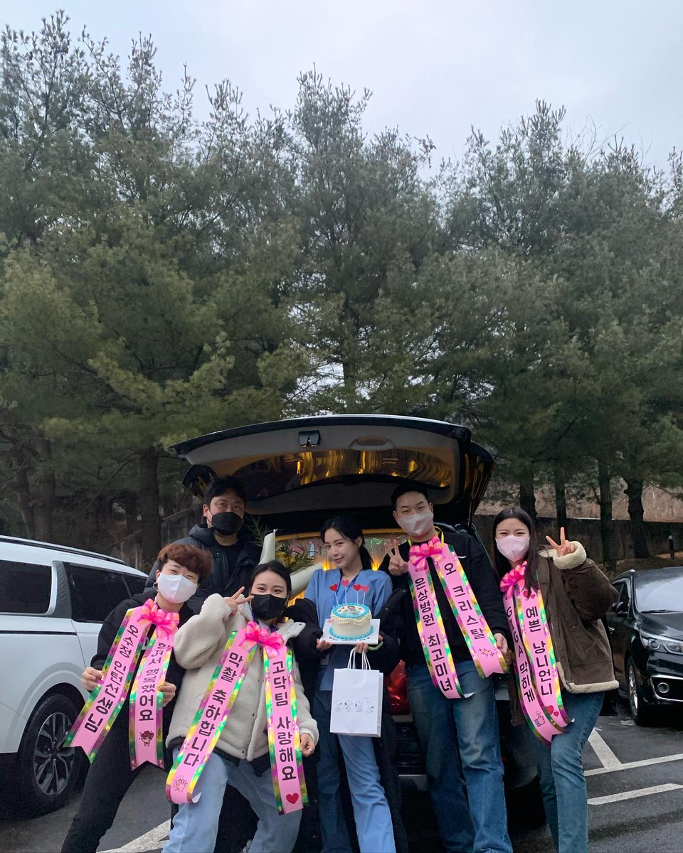 AllForNaeun's tweet photo. 220223 #Naeun Instagram Update #손나은 #나은 
https://t.co/lRiWzBUnfJ

Oh Crystal was able to shine all thanks to Oh Sujeong team ✨Thank you to Ghost Doctor, i was happy! Its been Oh intern ❤ https://t.co/to05sxf7g1